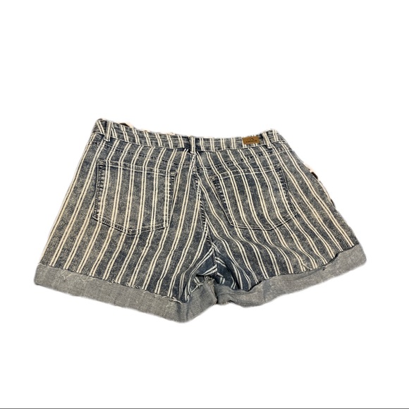 Woman’s Jordache stripped shorts - Picture 2 of 3